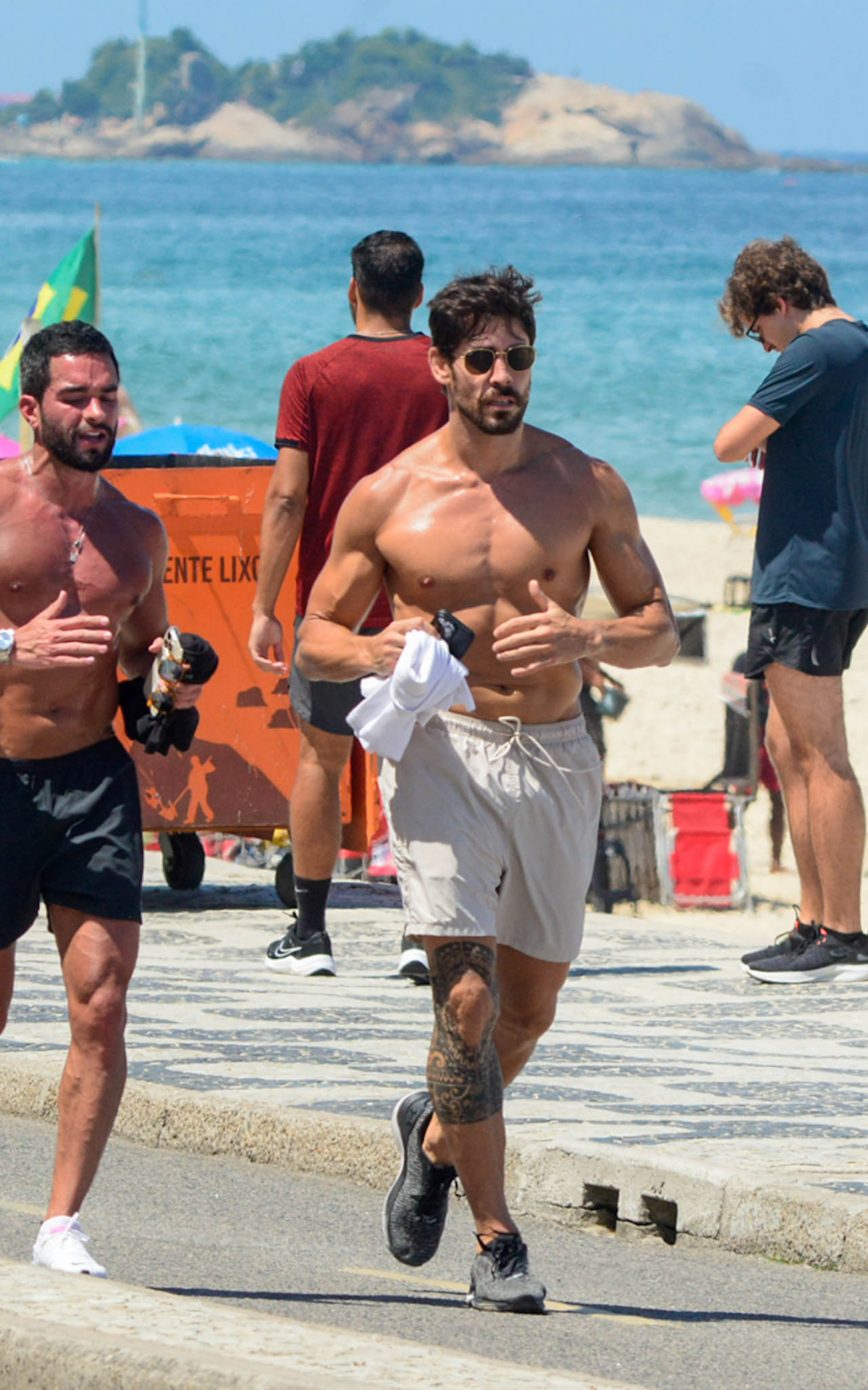 Antonio Cara de Sapato corre na orla da praia do Leblon, na Zona Sul