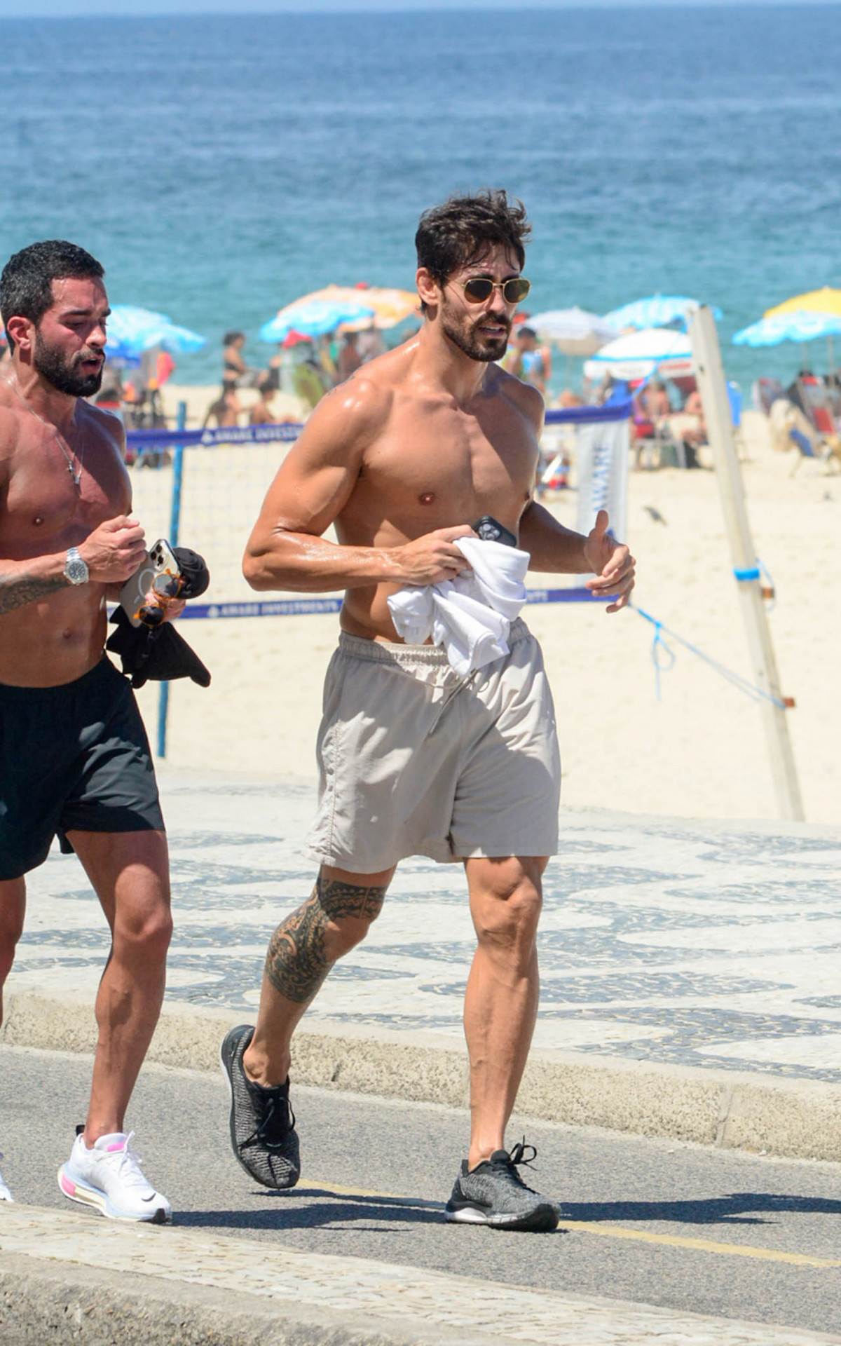 Antonio Cara de Sapato corre na orla da praia do Leblon, na Zona Sul
