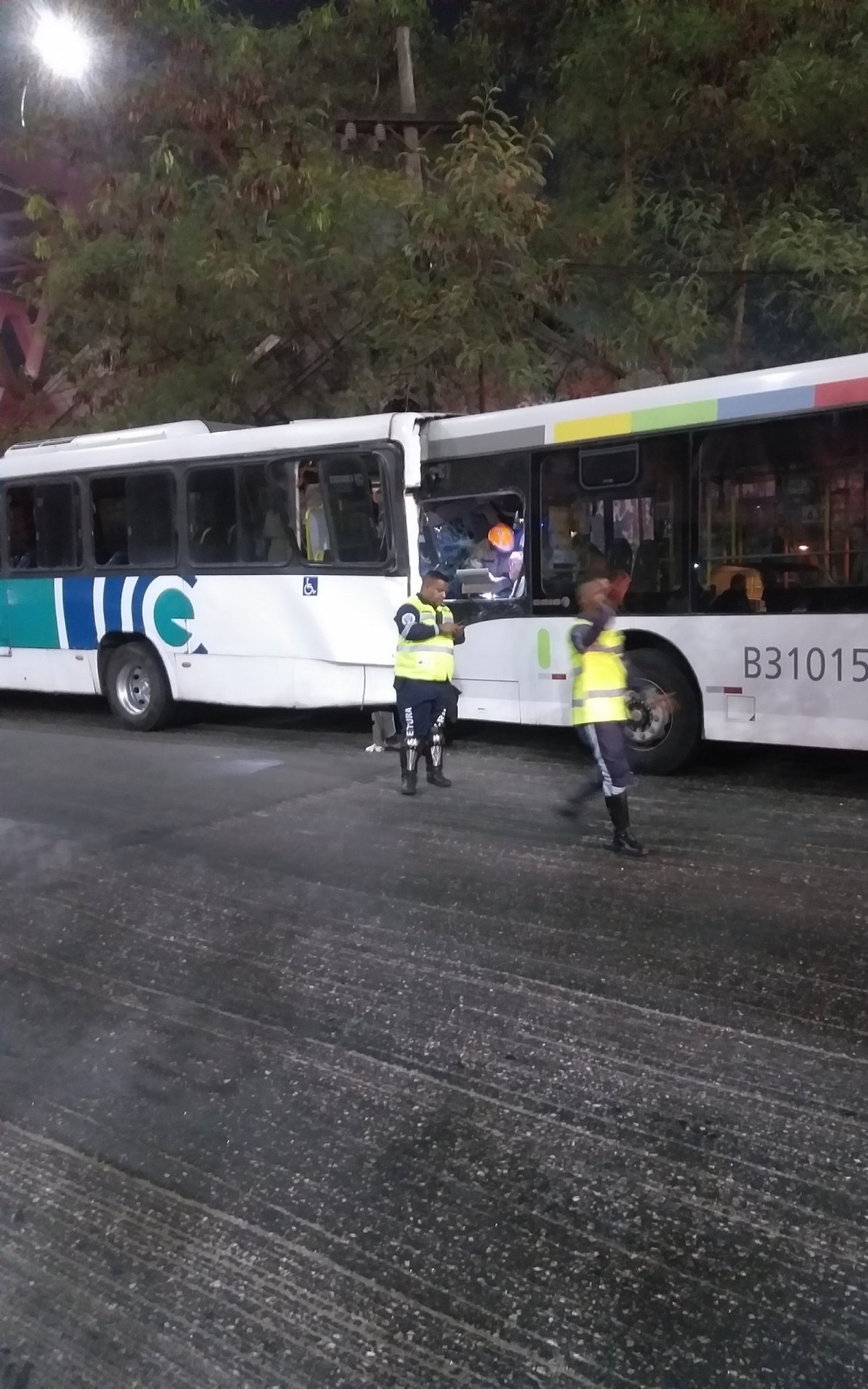 Acidente aconteceu depois que ônibus colidiu com a traseira de outro coletivo - Reprodução/Redes Sociais