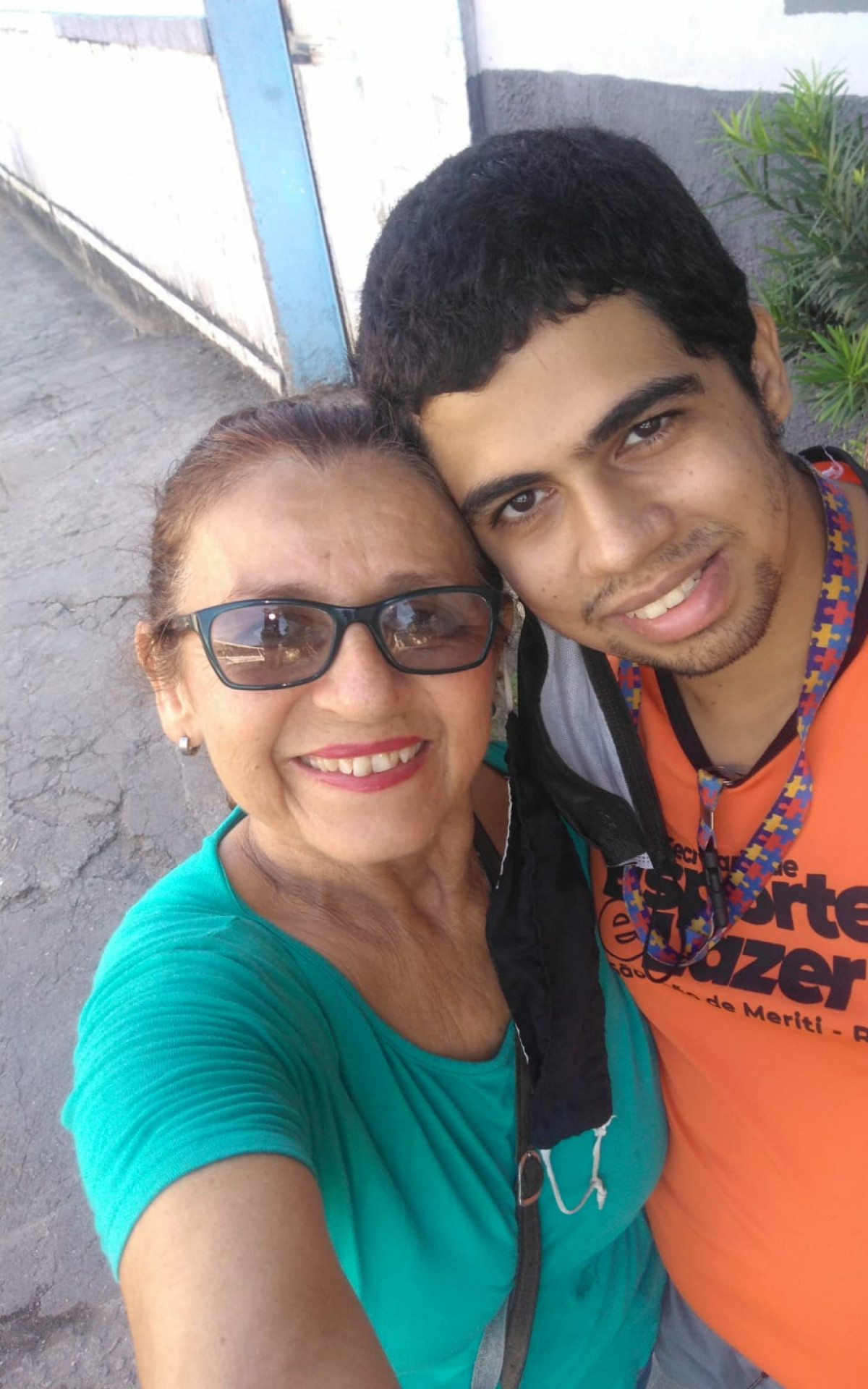 Genilsa Henrique Batista e o seu filho autista Kelvin Batista de Oliveira - Reprodução: arquivo pessoal