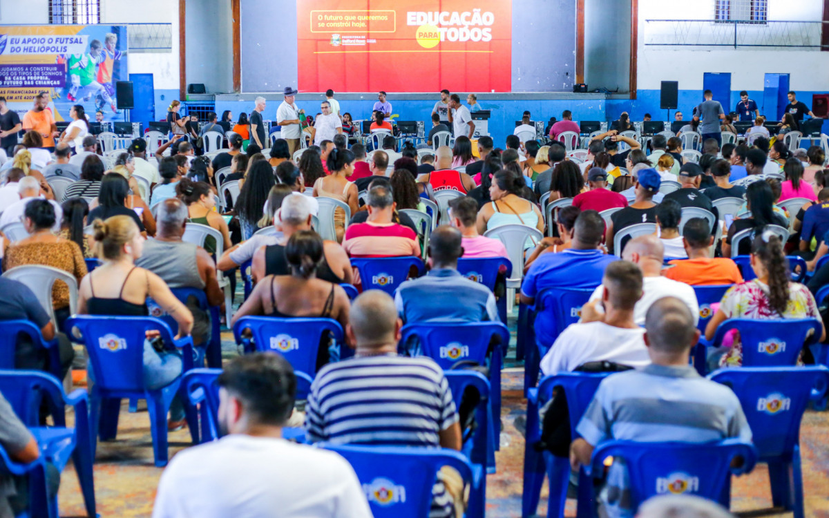 Os candidatos selecionados assinaram contrato na quadra do Heli&oacute;polis