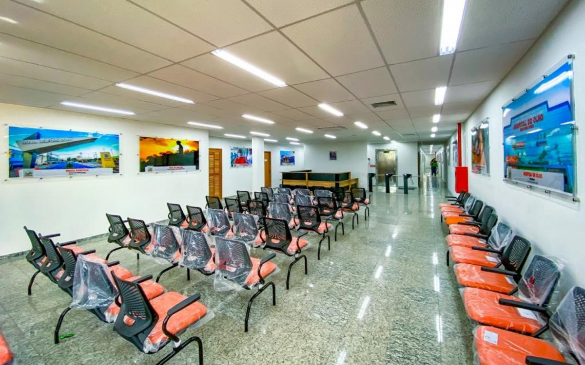 As recep&ccedil;&otilde;es s&atilde;o dotadas de bancos para que o contribuinte possa esperar o seu atendimento com conforto