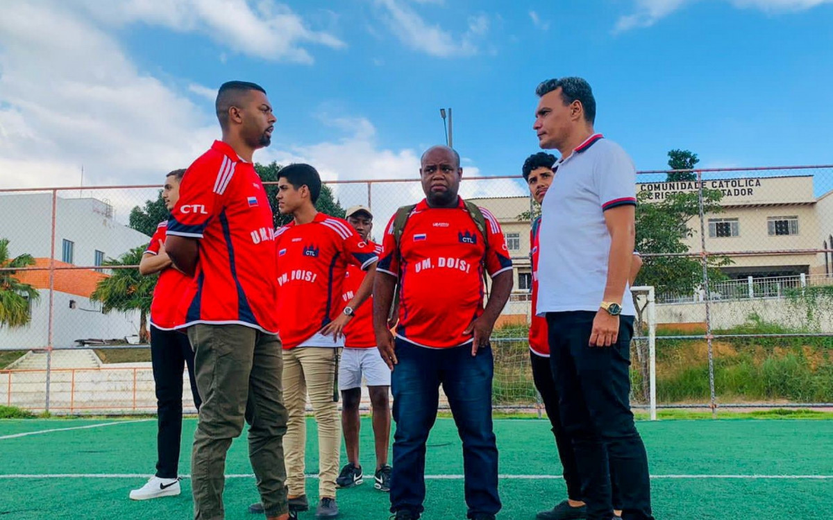 Na Vila Ol&iacute;mpica, Bruno Nunes conversos com representantes da equipe do Castelar