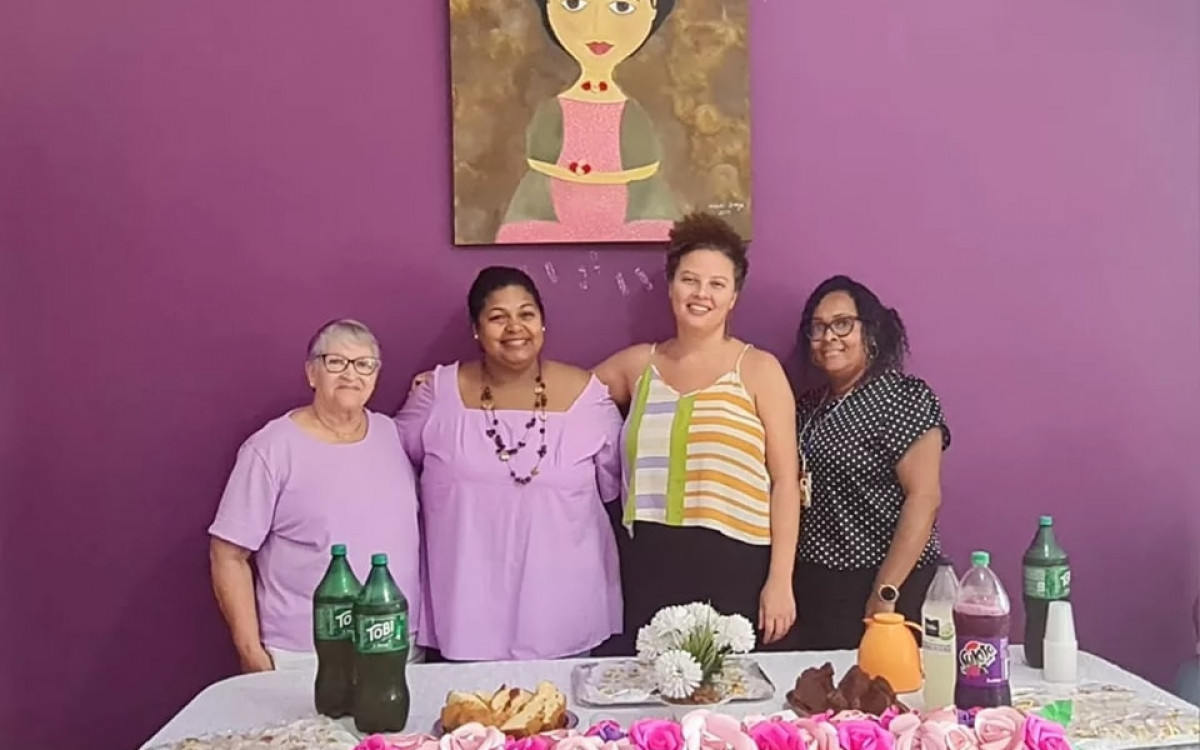 Equipe formada por assistentes sociais, psic&oacute;logas e advogadas