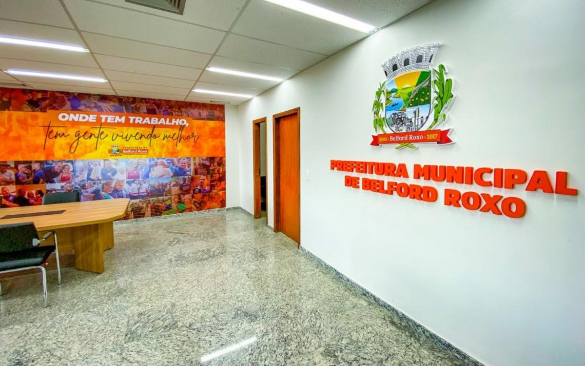 O pr&eacute;dio tamb&eacute;m conta com um sistema de ar-condicionado central, refeit&oacute;rio e dois elevadores