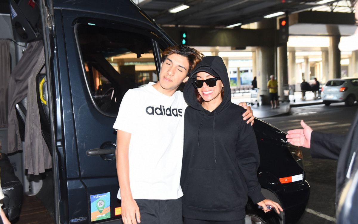 Anitta desembarca no Aeroporto de Guarulhos, em S&atilde;o Paulo, na manh&atilde; desta quinta-feira