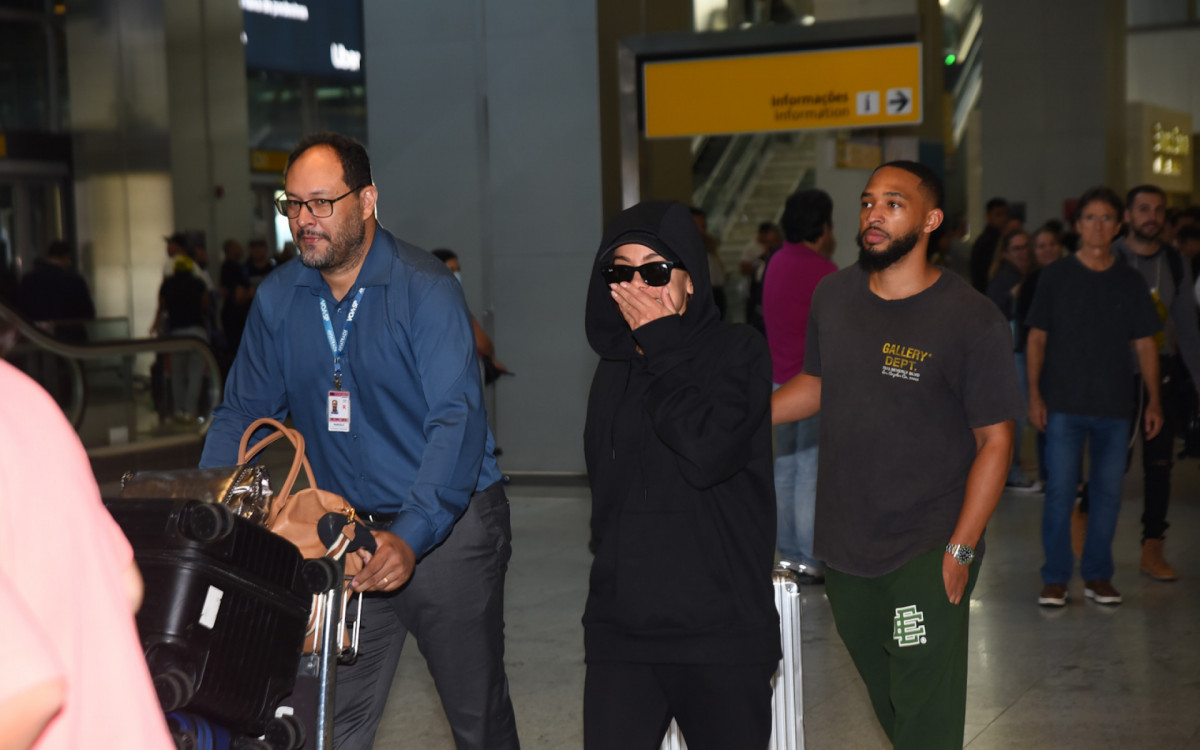 Anitta desembarca no Aeroporto de Guarulhos, em S&atilde;o Paulo, na manh&atilde; desta quinta-feira
