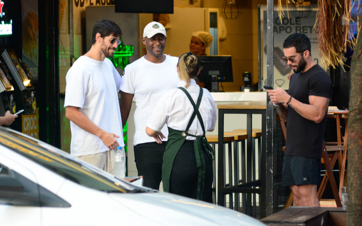 Antonio Cara de Sapato posa para fotos com f&atilde;s