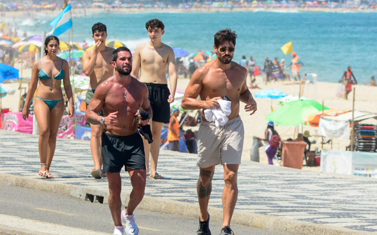 Antonio Cara de Sapato corre na orla da praia do Leblon, na Zona Sul