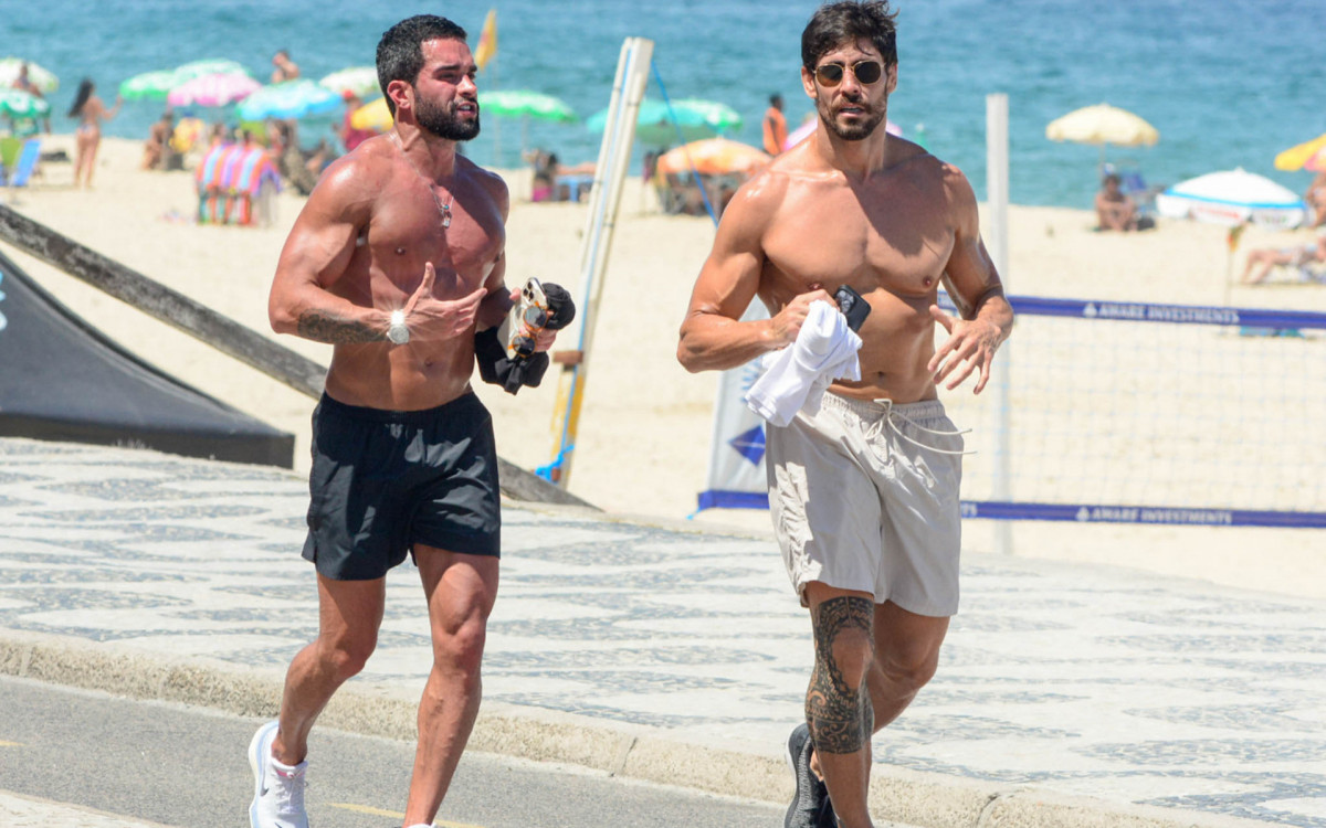 Antonio Cara de Sapato corre na orla da praia do Leblon, na Zona Sul