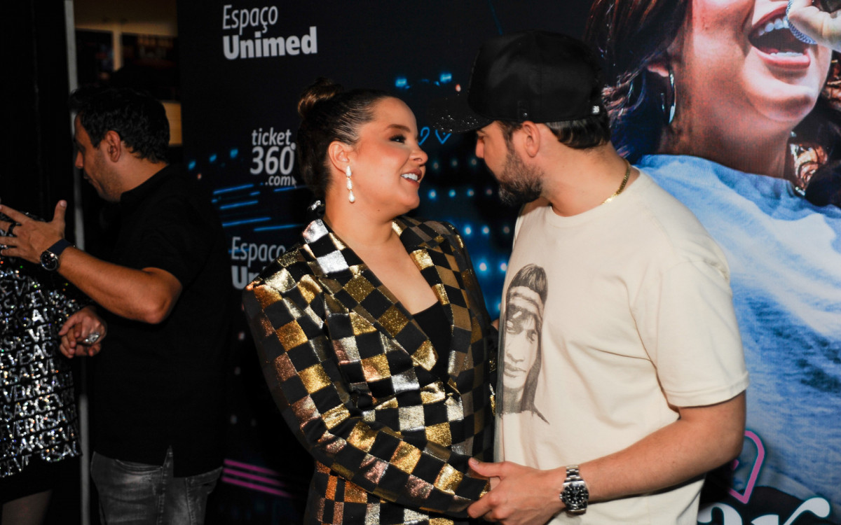 Maiara e Fernando prestigiam grava&ccedil;&atilde;o de DVD da cantora Mari Fernandez