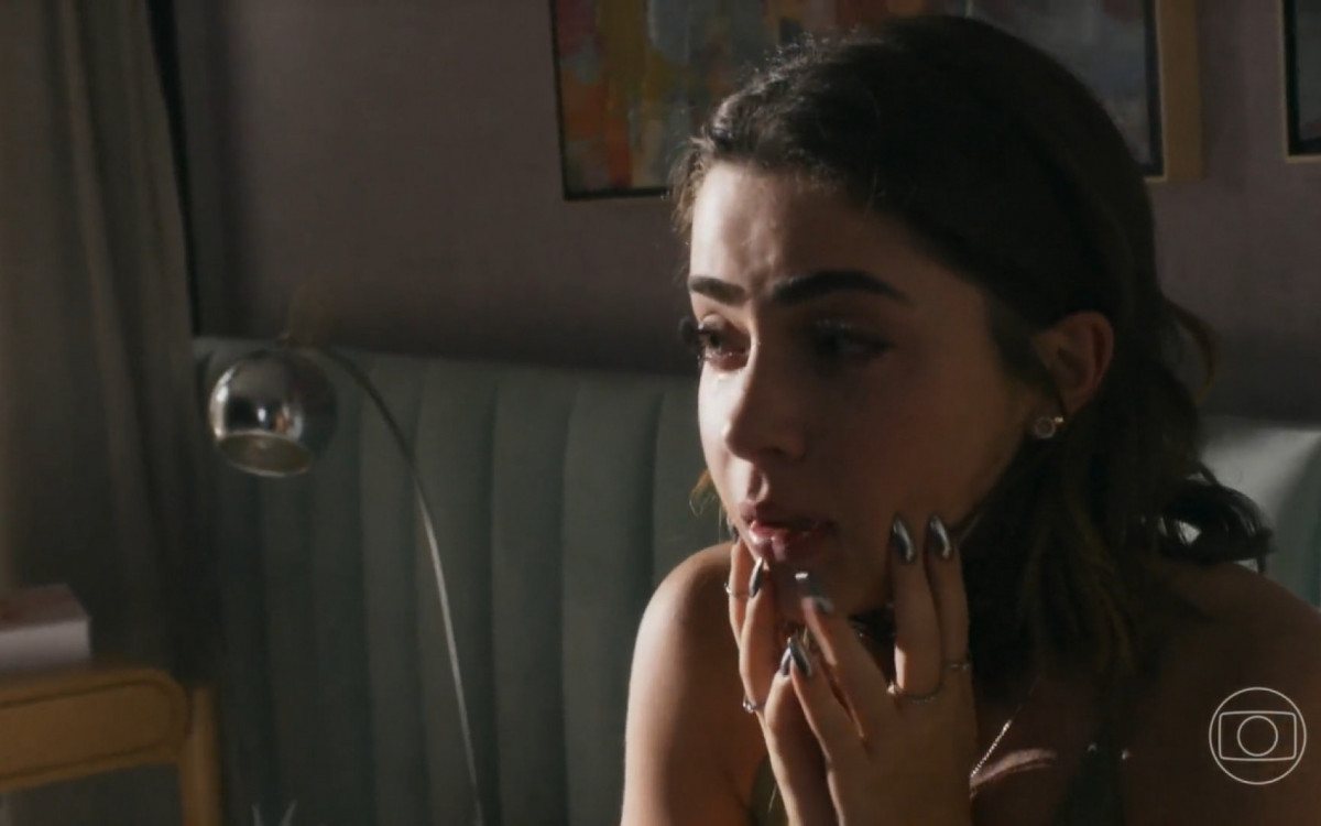 Chiara (Jade Picon) fica em choque ao descobrir que está grávida de Ari (Chay Suede) - Reprodução/TV Globo