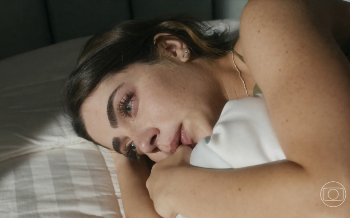 Chiara (Jade Picon) fica em choque ao descobrir que está grávida de Ari (Chay Suede) - Reprodução/TV Globo