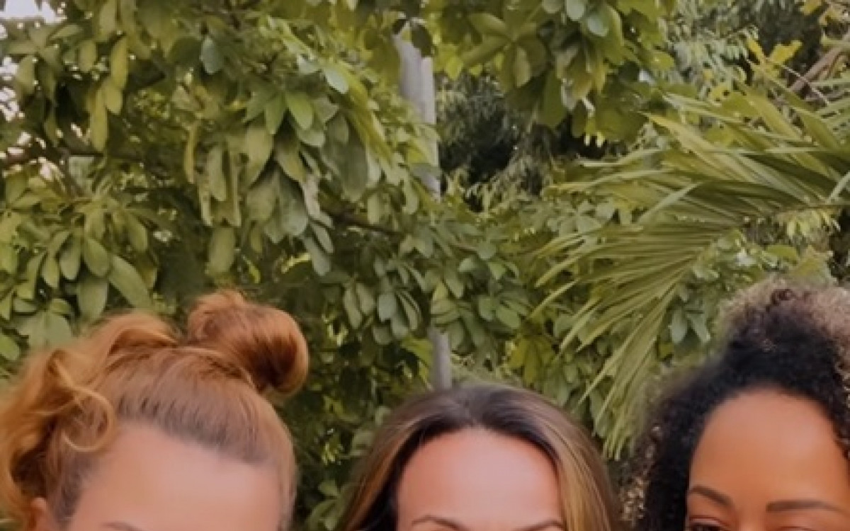 Fernanda Souza, Flávia Monteiro e Aretha Oliveira recriam foto de 1998