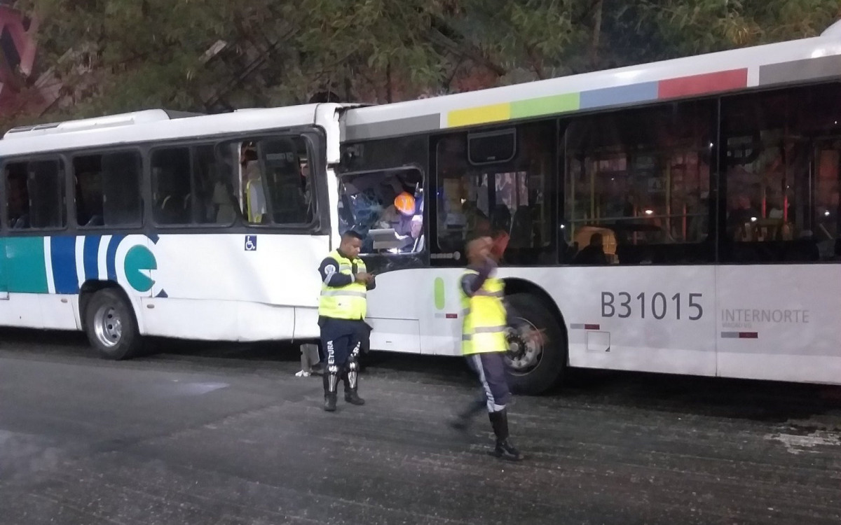 Acidente aconteceu depois que ônibus colidiu com a traseira de outro coletivo