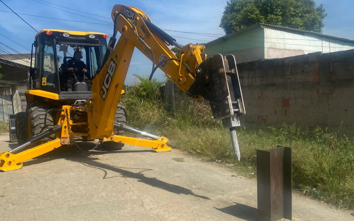 As barricadas atrapalhavam o deslocamento dos moradores e o acesso para as realiza&ccedil;&otilde;es de obras da Prefeitura