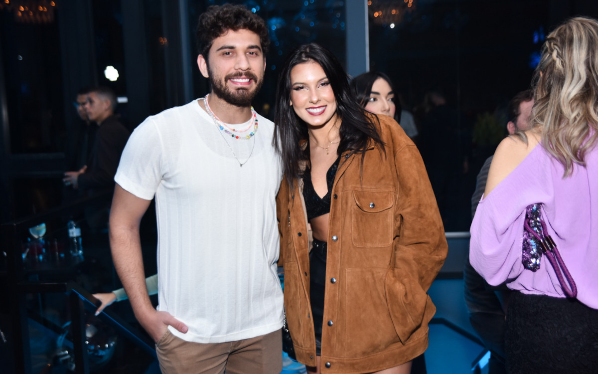 Gustavo Mioto e Ana Castela posam juntos no anivers&aacute;rio de Fl&aacute;via Pavanelli