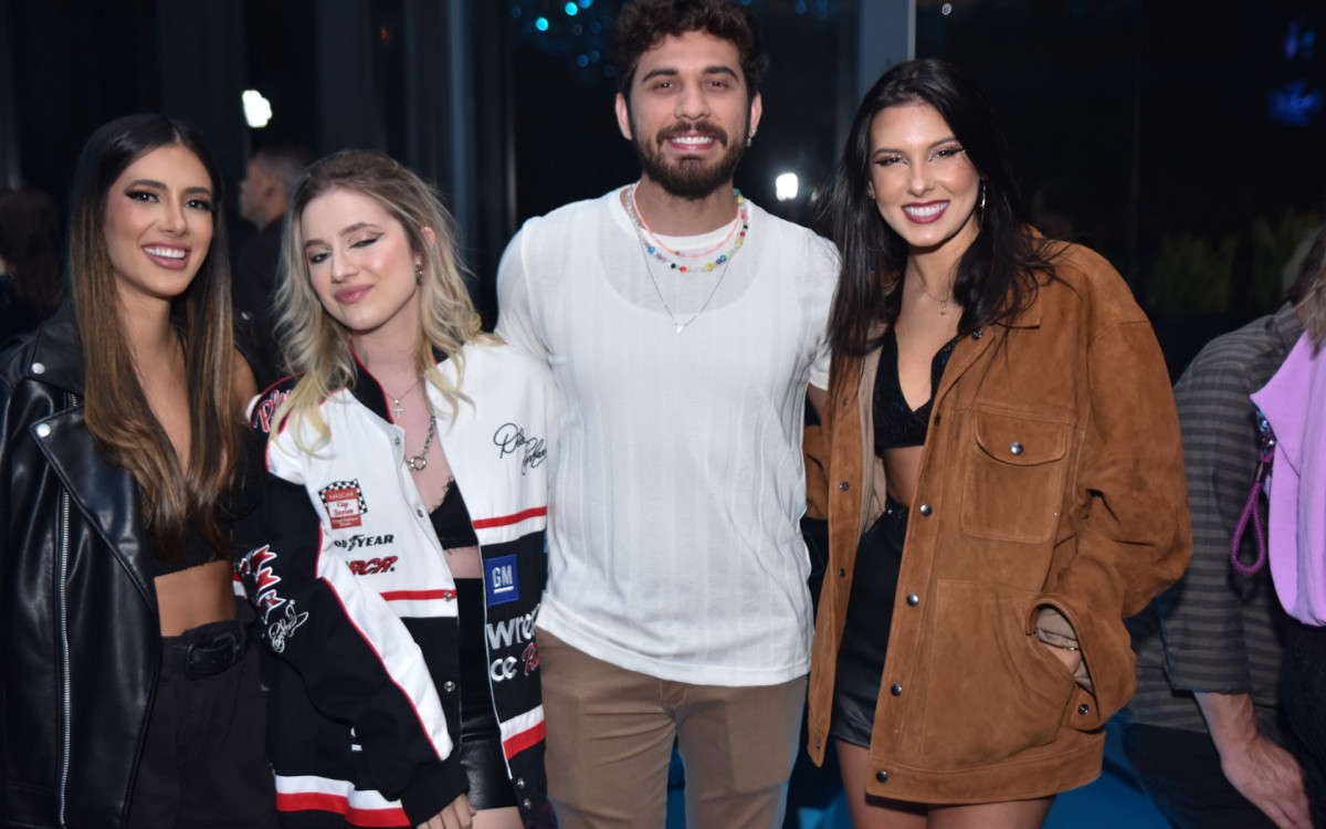 Gustavo Mioto e Ana Castela (&agrave; direita) posam juntos no anivers&aacute;rio de Fl&aacute;via Pavanelli