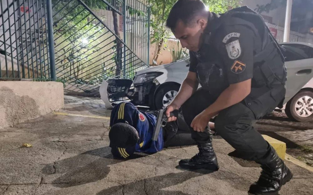 Com o adolescente foi apreendida uma pistola calibre 45 - Divulgação/PMERJ