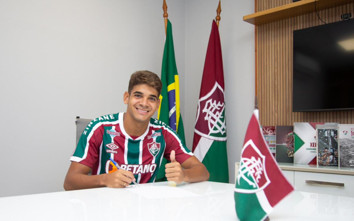 João Neto assinando o contrato de renovação de contrato com o Fluminense