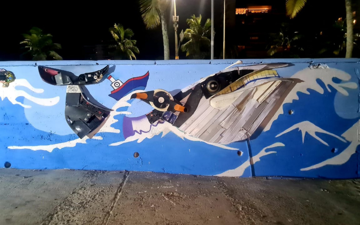 Retirada pela prefeitura, baleia tinha sido feita com plástico PVC, disco de vinil, fita cassete e tampinhas, entre outros materiais - Divulgação