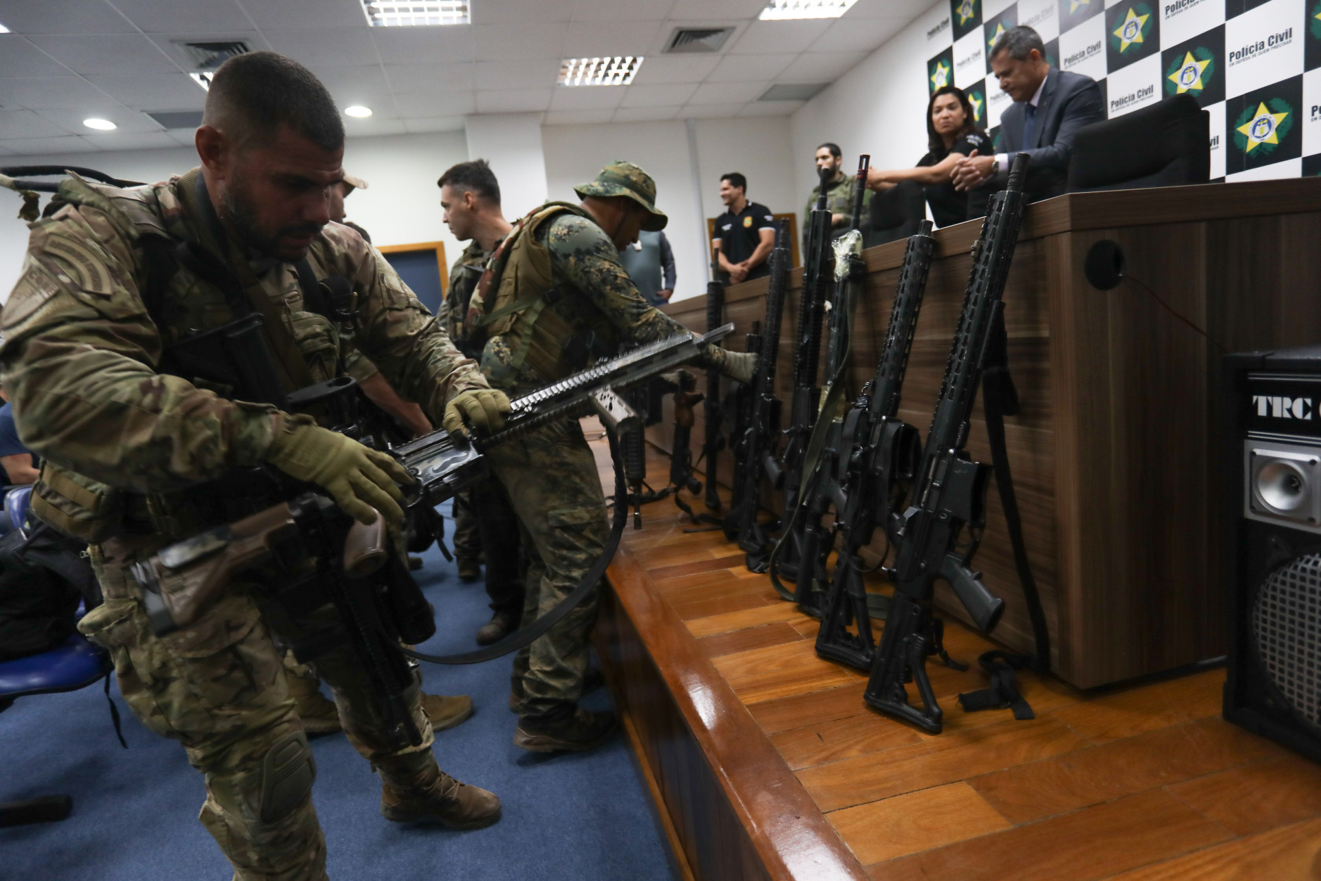 Operação no Salgueiro terminou com 13 fuzis apreendidos - Pedro Ivo / Agência O Dia