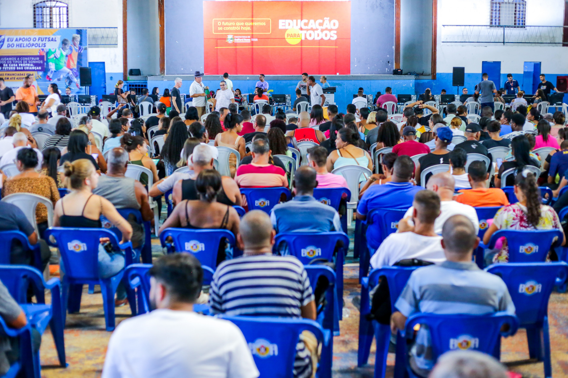 Os candidatos selecionados assinaram contrato na quadra do Heli&oacute;polis - Rafael Barreto / PMBR