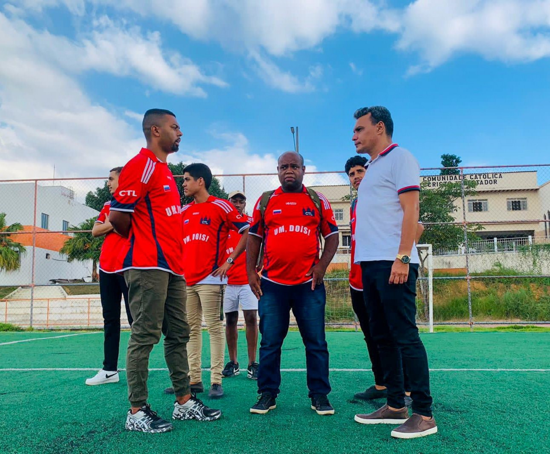 Na Vila Ol&iacute;mpica, Bruno Nunes conversos com representantes da equipe do Castelar - Divulga&ccedil;&atilde;o