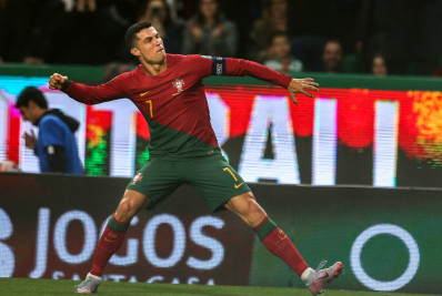 Cristiano Ronaldo é eleito por revista como melhor jogador europeu da história; veja o top-10