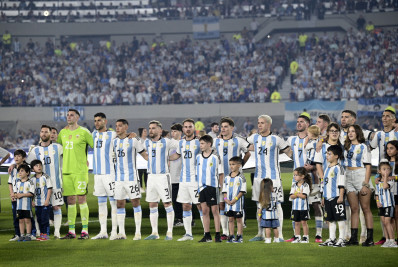 Scaloni e jogadores da Argentina se emocionam com festa da torcida no Monumental de Núñez