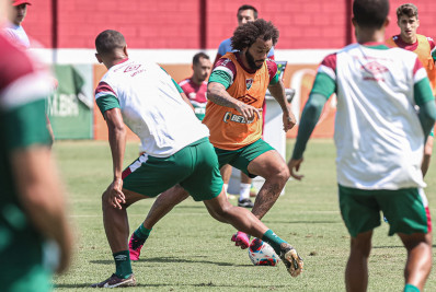 Assistência para Cano e passe com o ombro: Fluminense divulga lances de Marcelo no treino
