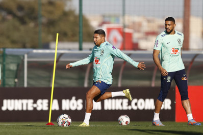 Vídeo: Rony, do Palmeiras, marca gol de bicicleta em treino da Seleção Brasileira