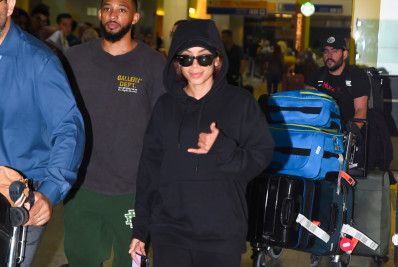 Anitta posa com fãs ao desembarcar no aeroporto de Guarulhos