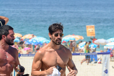 Expluso do 'BBB 23', Antonio Cara de Sapato se exercita em praia do Rio