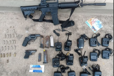 PM apreende réplica de fuzil, armas de fogo e prende suspeito no Neylor