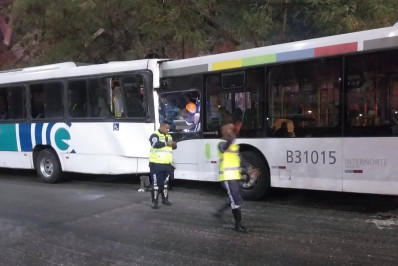 Acidente entre dois ônibus na Avenida Brasil, no Caju, deixa feridos