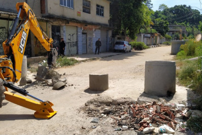 PM retira 2 toneladas de barricadas do tráfico de drogas no Parque Floresta em Belford Roxo