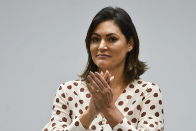 Michelle pede para deputada tirar prótese ocular e recebe críticas