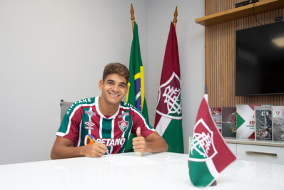 Centroavante da base do Fluminense acerta a renovação de contrato até o fim de 2025