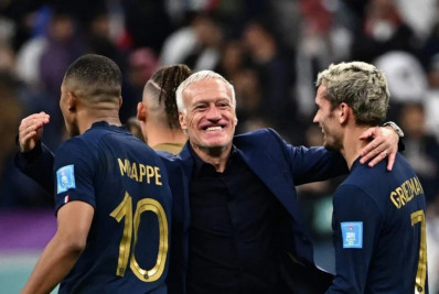 Mbappé e Griezmann têm reunião após polêmica por braçadeira de capitão