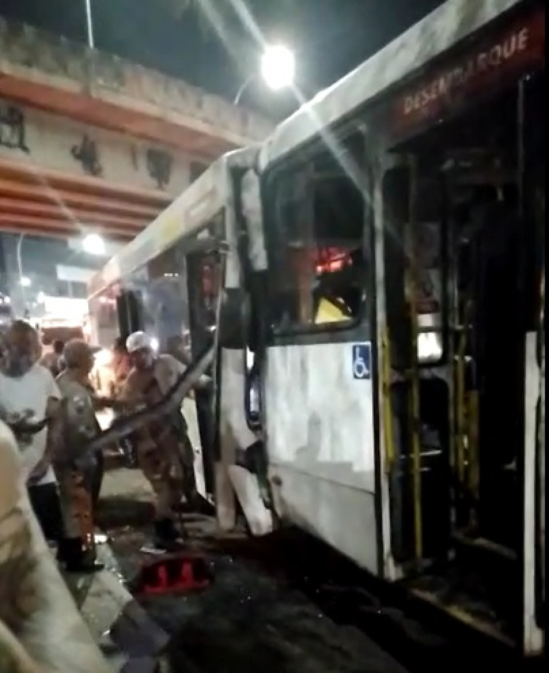 Bombeiros precisaram serrar lateria para resgatar v&iacute;timas do acidente