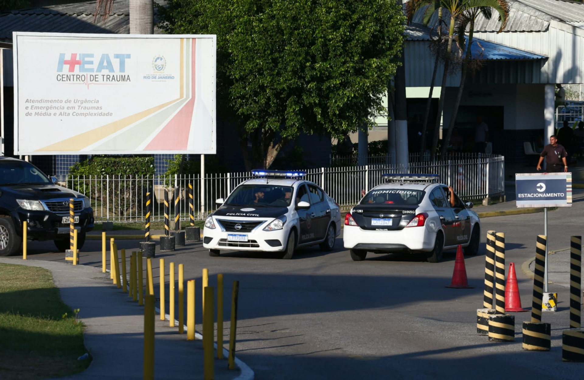 Polícia Civil acompanhou a entrada de mortos e feridos no Heat, em São Gonçalo, resultado da operação no Salgueiro - Cleber Mendes / Agência O Dia