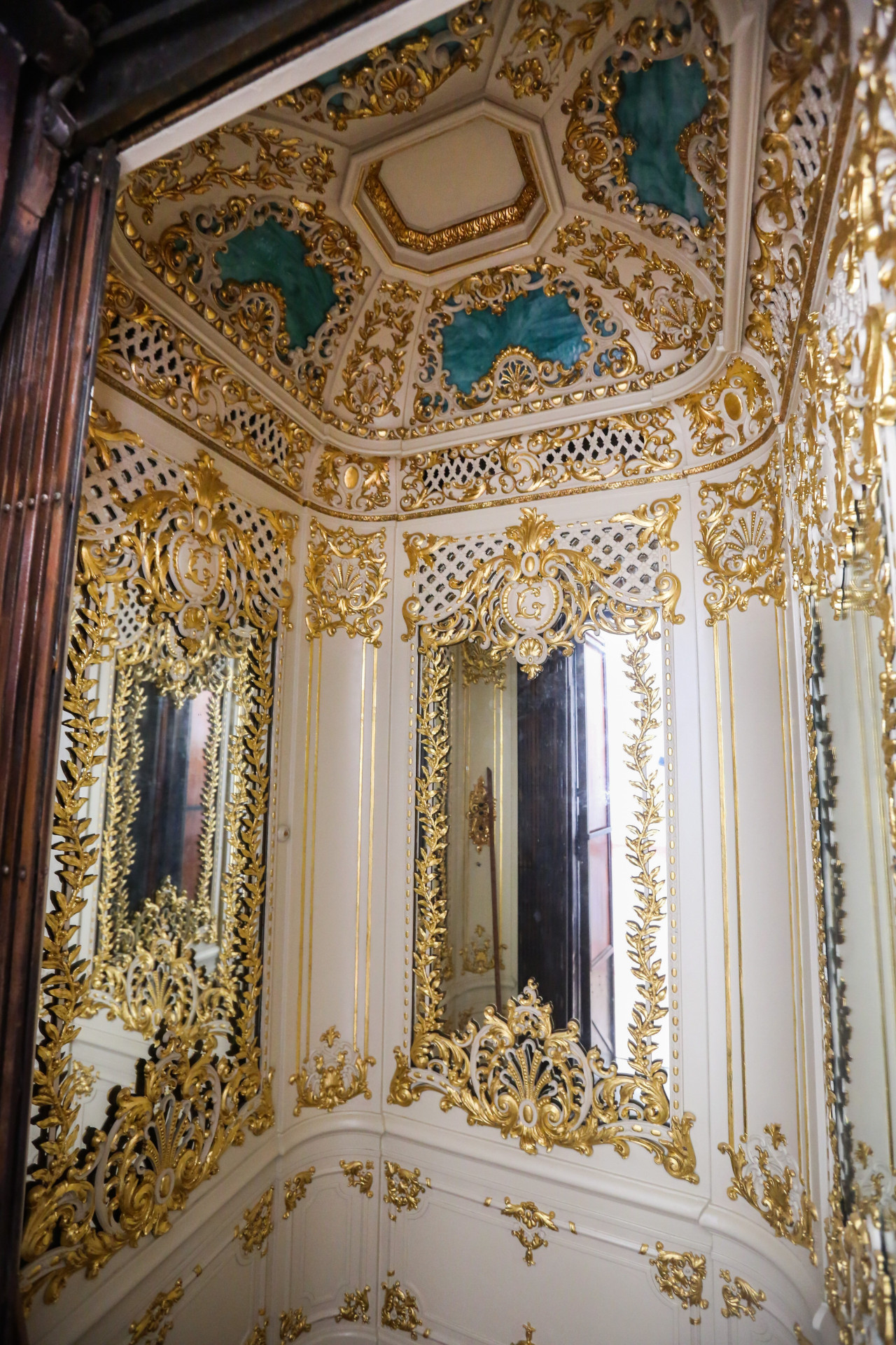 Primeiro elevador instalado no Brasil, no Pal&aacute;cio das Laranjeiras (RJ), ainda est&aacute; em funcionamento