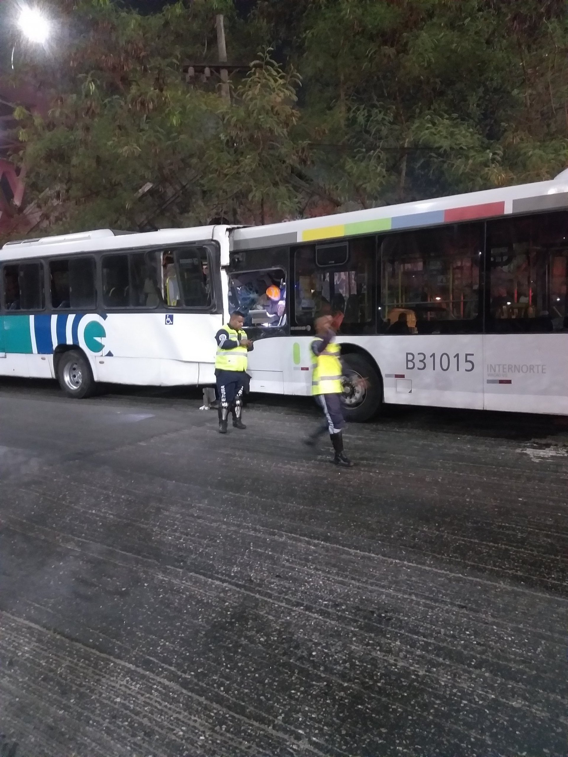 Acidente aconteceu depois que &ocirc;nibus colidiu com a traseira de outro coletivo