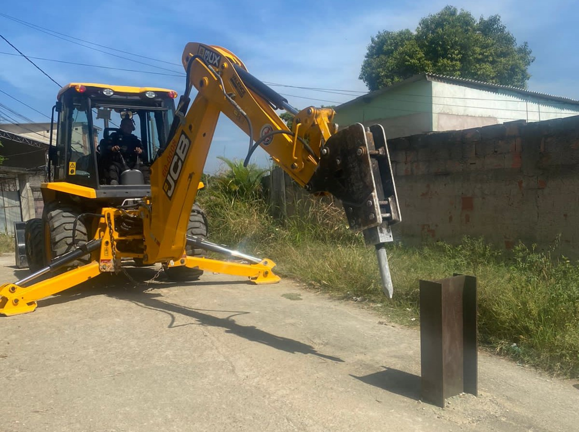 As barricadas atrapalhavam o deslocamento dos moradores e o acesso para as realiza&ccedil;&otilde;es de obras da Prefeitura - Twitter / Pmerj