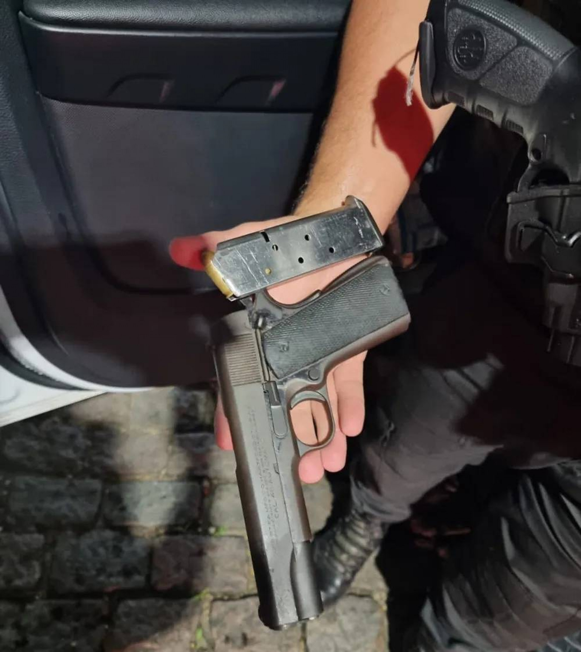 Com o adolescente foi apreendida uma pistola calibre 45