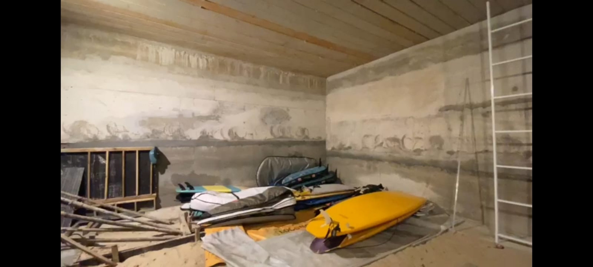 Obra para guarderia de pranchas de windsurf foi construída em faixa de areia irregularmente, segundo MPF - Reprodução/ O DIA