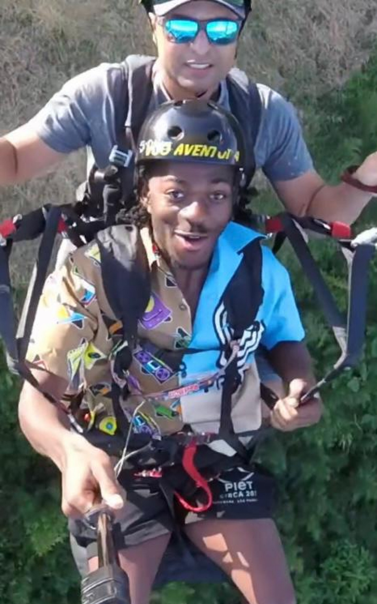 Atração do Lollapalooza, Lil Nas X pula de parapente no litoral de