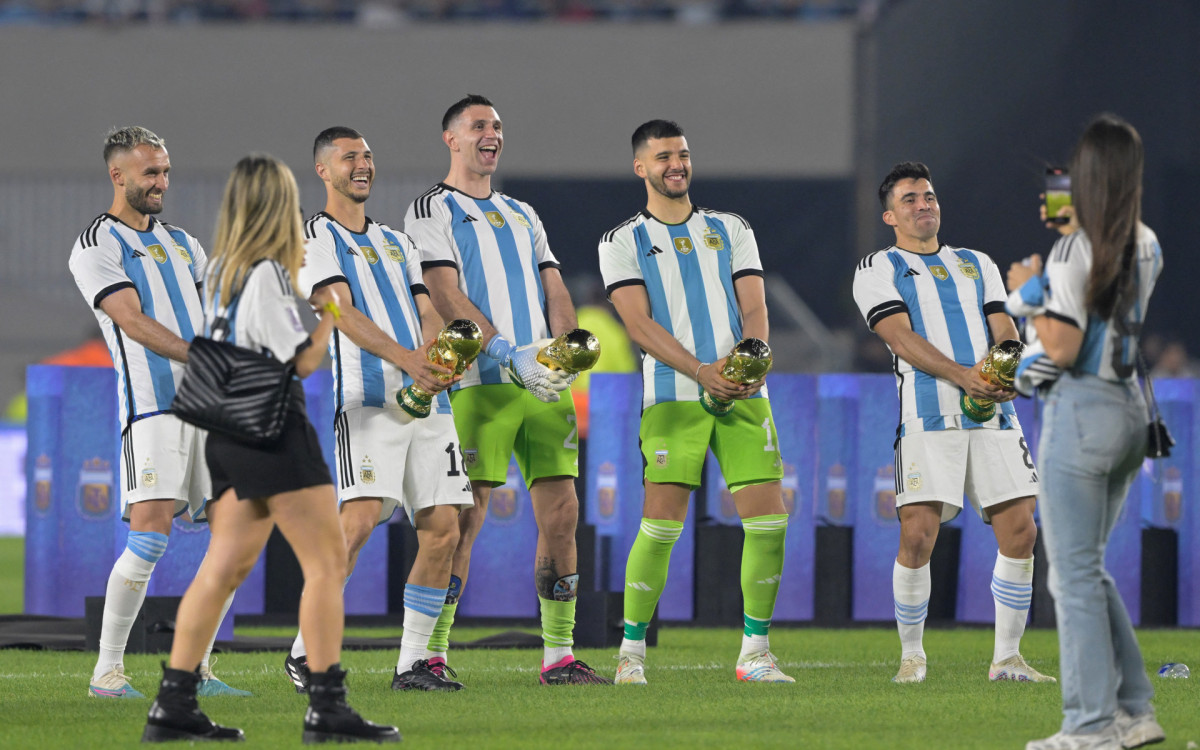 Jogadores da Argentina reproduzem gesto de Martínez na Copa do Mundo