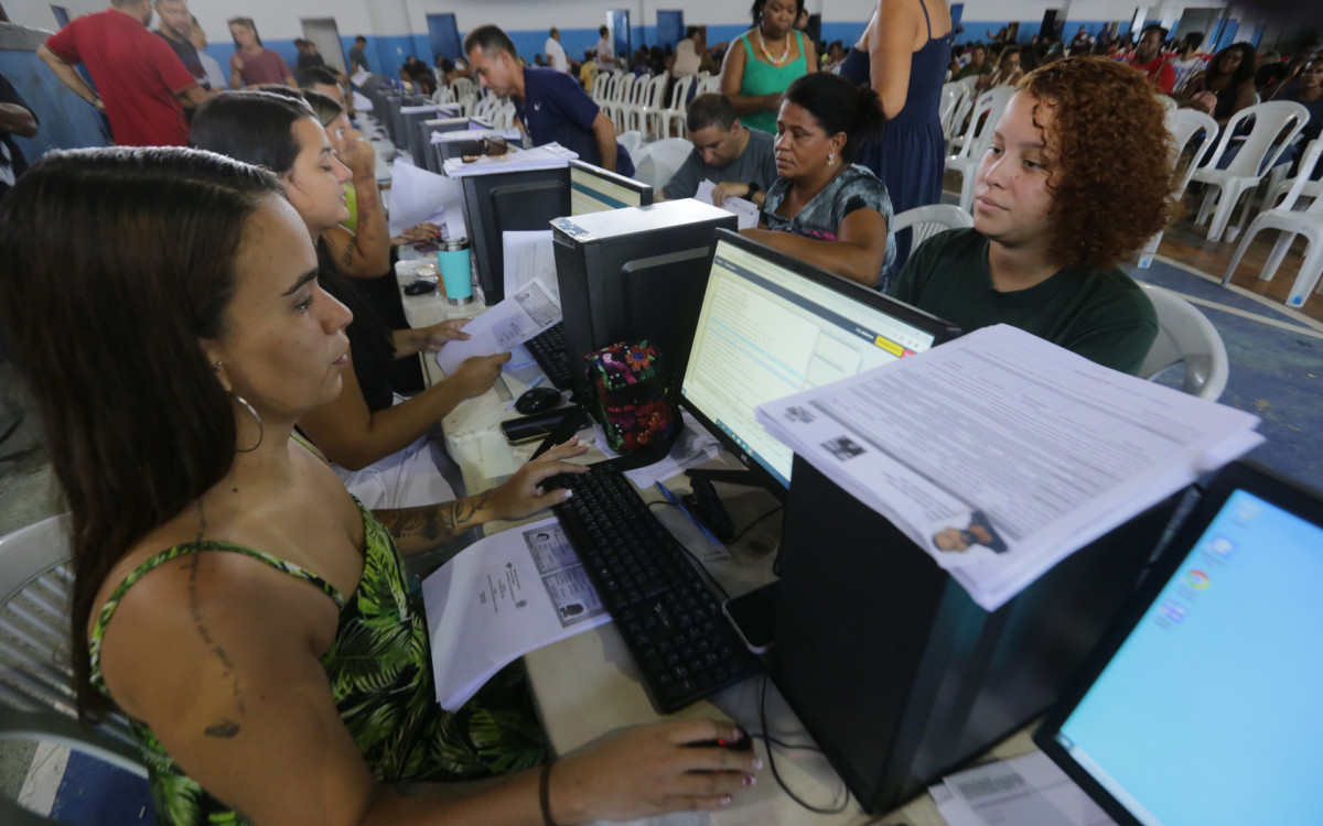 Os aprovados no processo seletivo assinaram contrato e j&aacute; come&ccedil;am a trabalhar